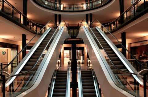 Atrium, Rolltreppen, Shoppingcenter mit geringer Kundenfrequenz