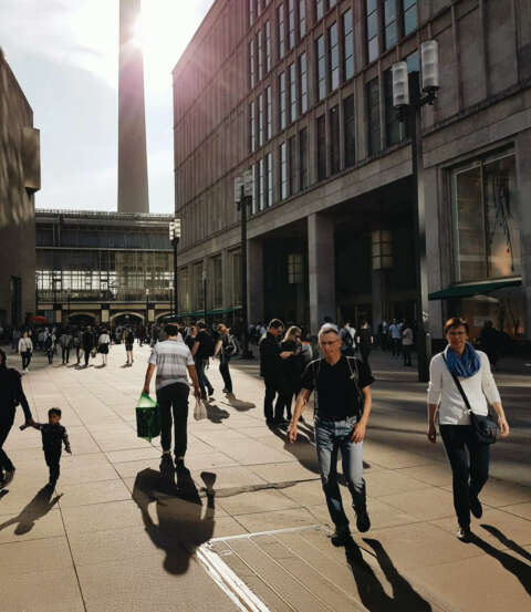 Passanten vor Galeria Warenhaus, Fernsehturm